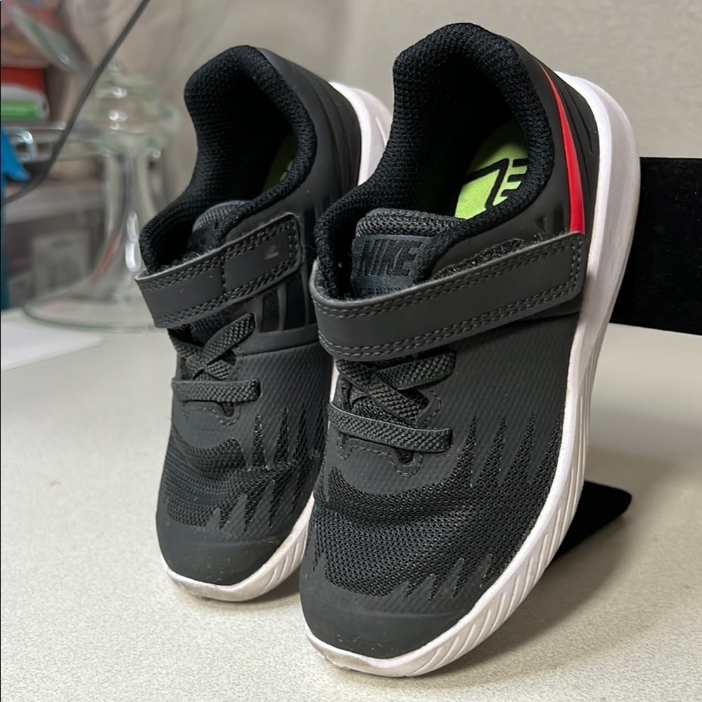Nike Black and Green Sneakers with Velcro Strap - Picture 2 of 7